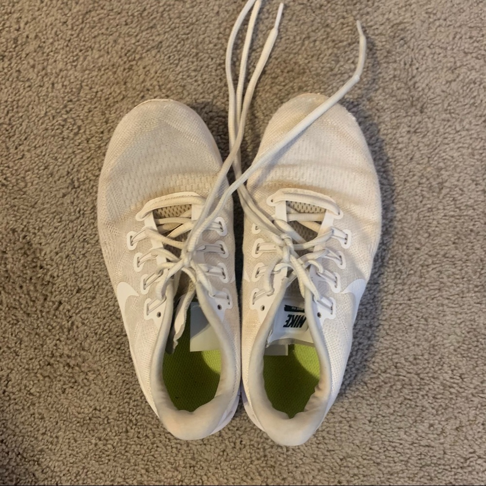white nike running shoes